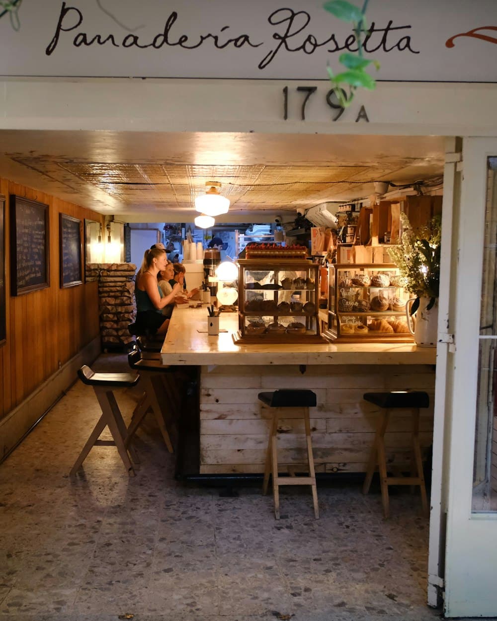 Comptoir et vitrine d’une boulangerie